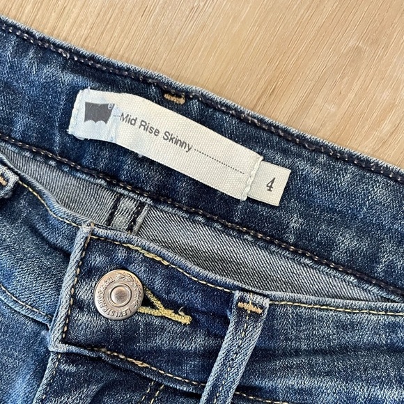 Mid-rise Skinny LEVI JEANS. Size 4 - Picture 5 of 8